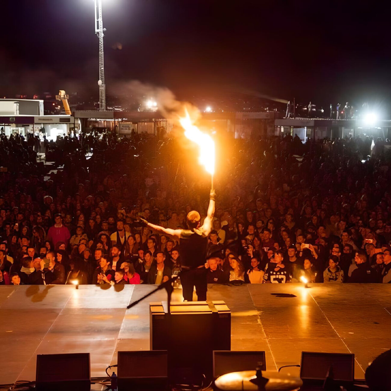Elvis gjeci con una fiaccola durante il suo spettacolo di fuoco completo di led e acrobazie per eventi matrimoni e feste in piazza notti bianche