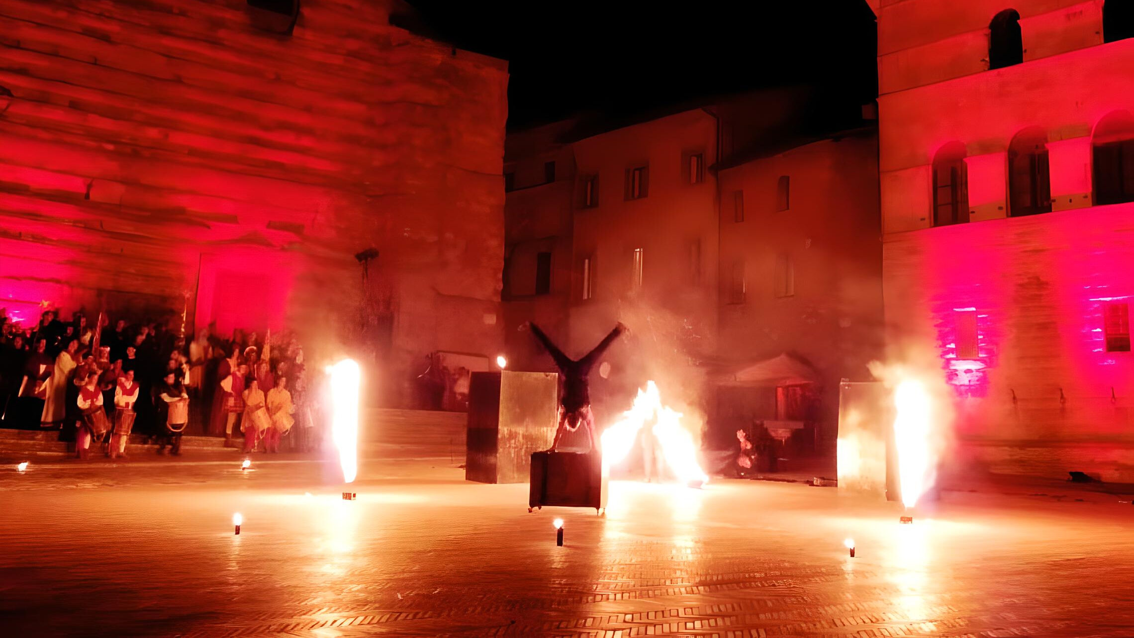 Elvis Gjeci durante una performance acrobatica spettacolo con fuoco per eventi matrimoni e feste in piazza notti bianche sfilate moda