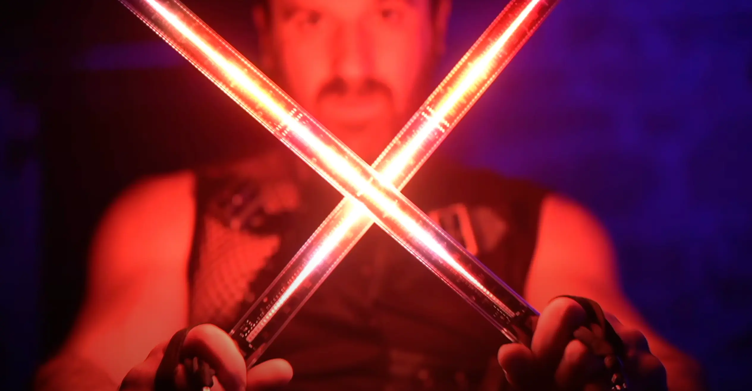 Elvis Gjeci con led durante uno spettacolo aziendale con le luci enfatizza il logo dell'azienda