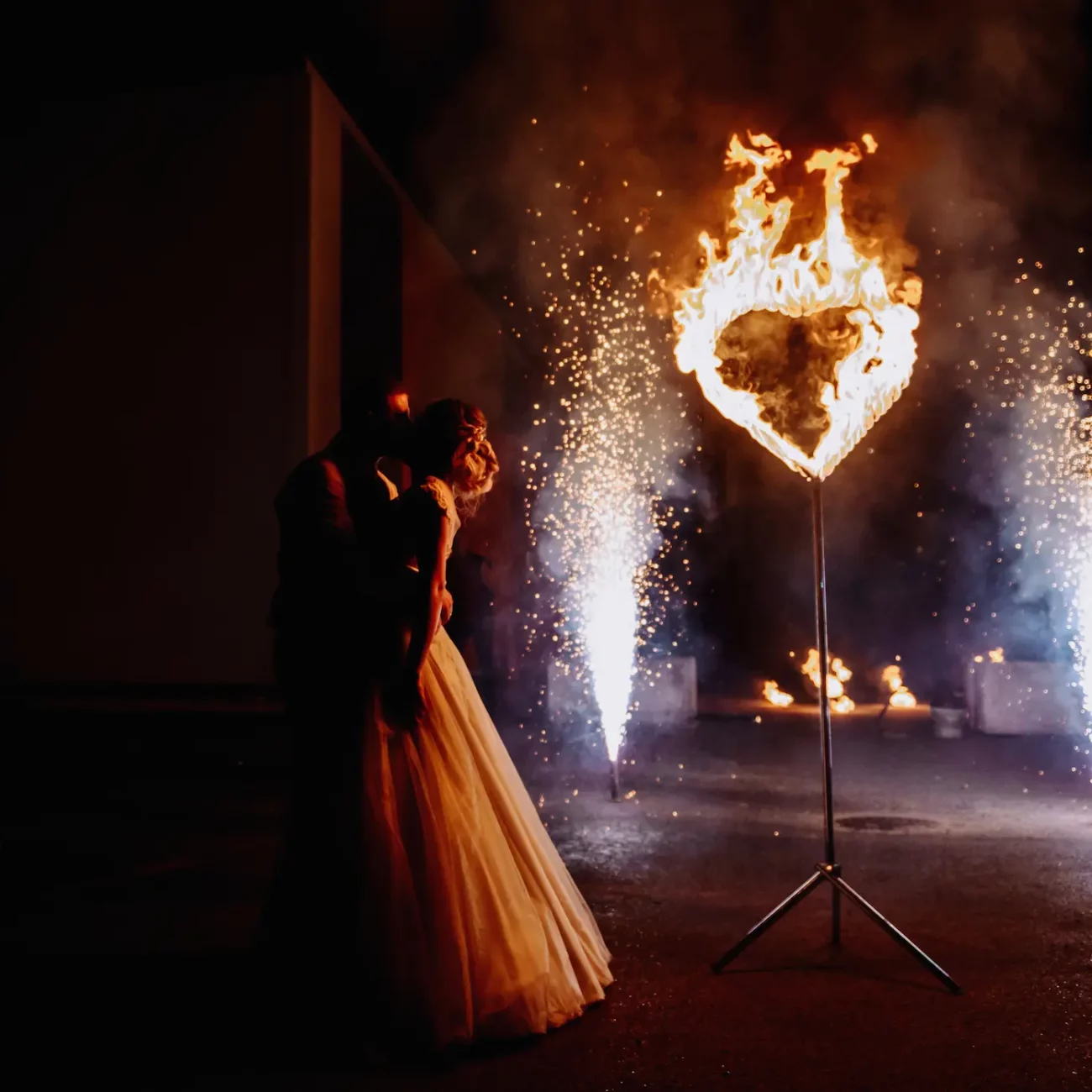 Spettacolo per Matrimonio con fuoco e Led spettacoli con fuoco per matrimonio. Gli sposi si baciano vicino ad una fiaccola infuocata a forma di cuore