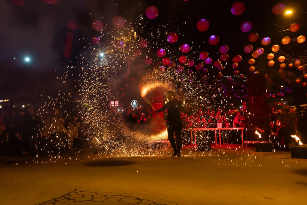 spettacolo con fuoco le scintille del fuoco illuminano la scena tra lo stupore del pubblico