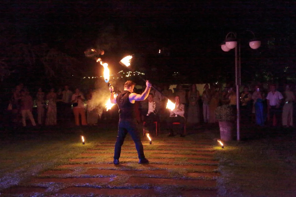 Spettacolo per Matrimonio con fuoco e Led spettacolo con fuoco. Elvis fa roteare due bastoni infuocati totalmente in sicurezza durante un matrimonio
