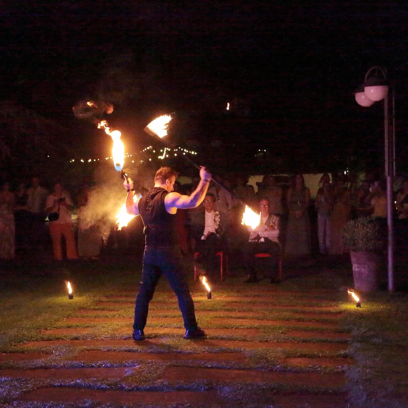 Spettacolo per Matrimonio con fuoco e Led spettacolo con fuoco. Elvis fa roteare due bastoni infuocati totalmente in sicurezza durante un matrimonio