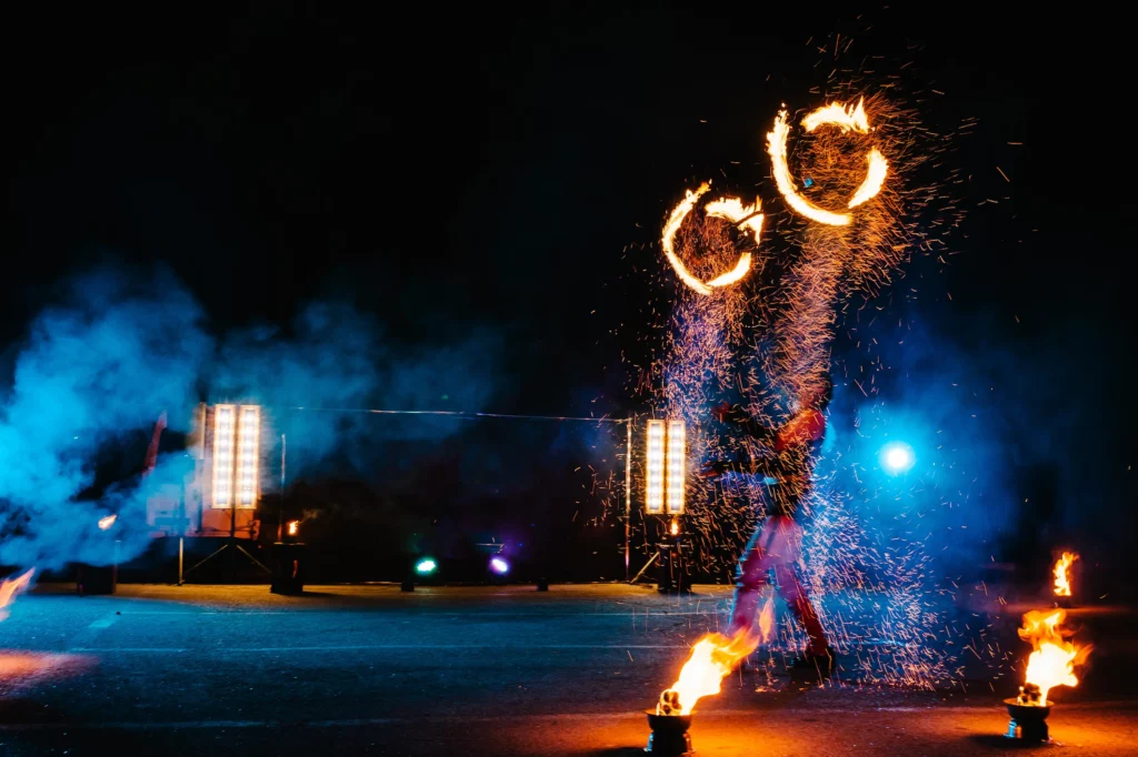 Spettacolo per Matrimonio con fuoco e Led Spettacolo con fuoco e acrobazie fuoco rotante durante un evento