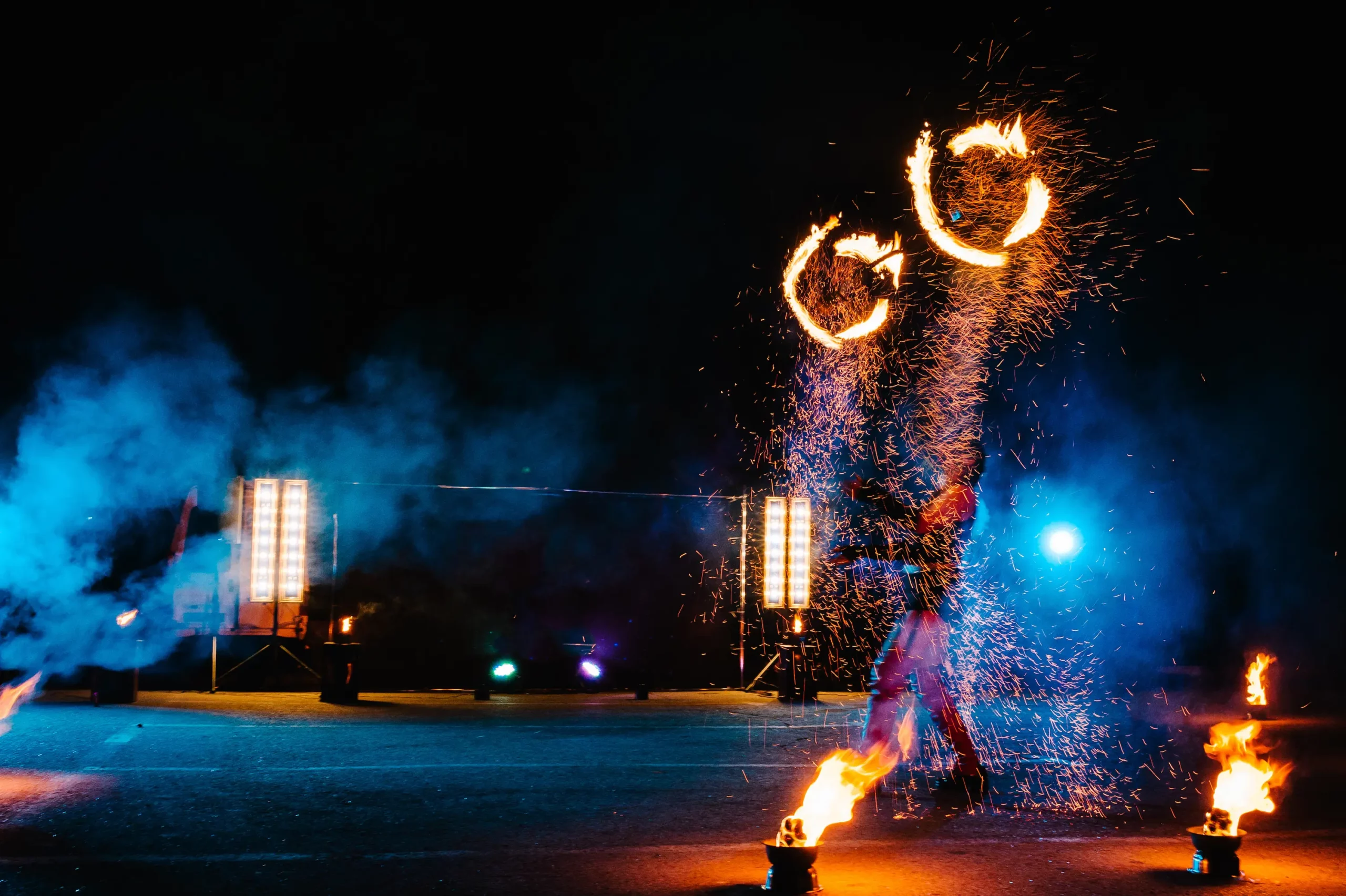 Spettacolo per Matrimonio con fuoco e Led Spettacolo con fuoco e acrobazie fuoco rotante durante un evento di moda