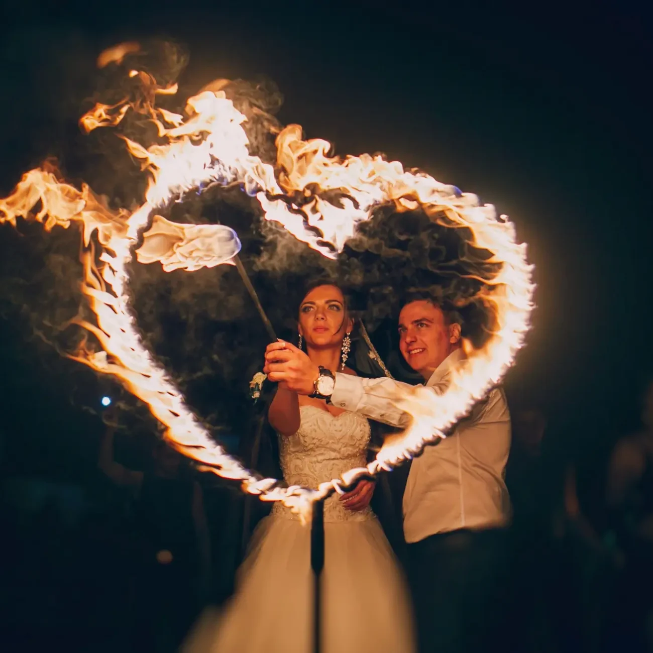 Spettacolo per Matrimonio con fuoco e Led coppia sposi spettacolo con fuoco per matrimonio