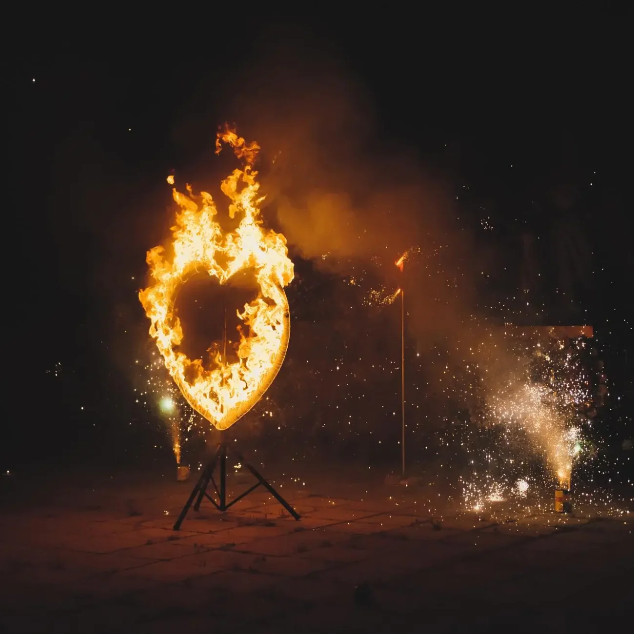 spettacolo fuoco luci matrimonio forma di cuore