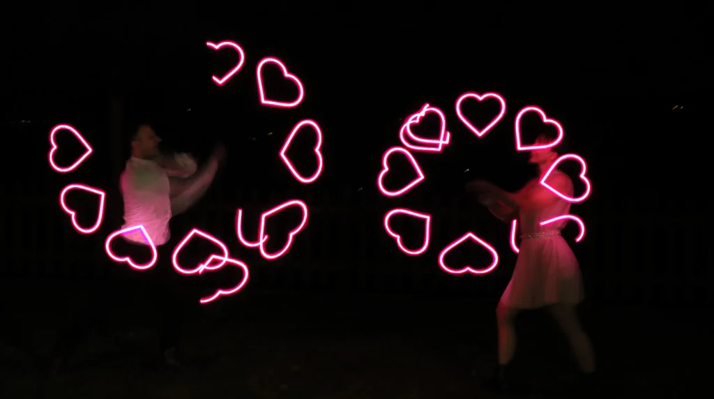 elvis e la sua compagna durante uno spettacolo con led e luci per un matrimonio. Le luci creano dei cuori luminosi