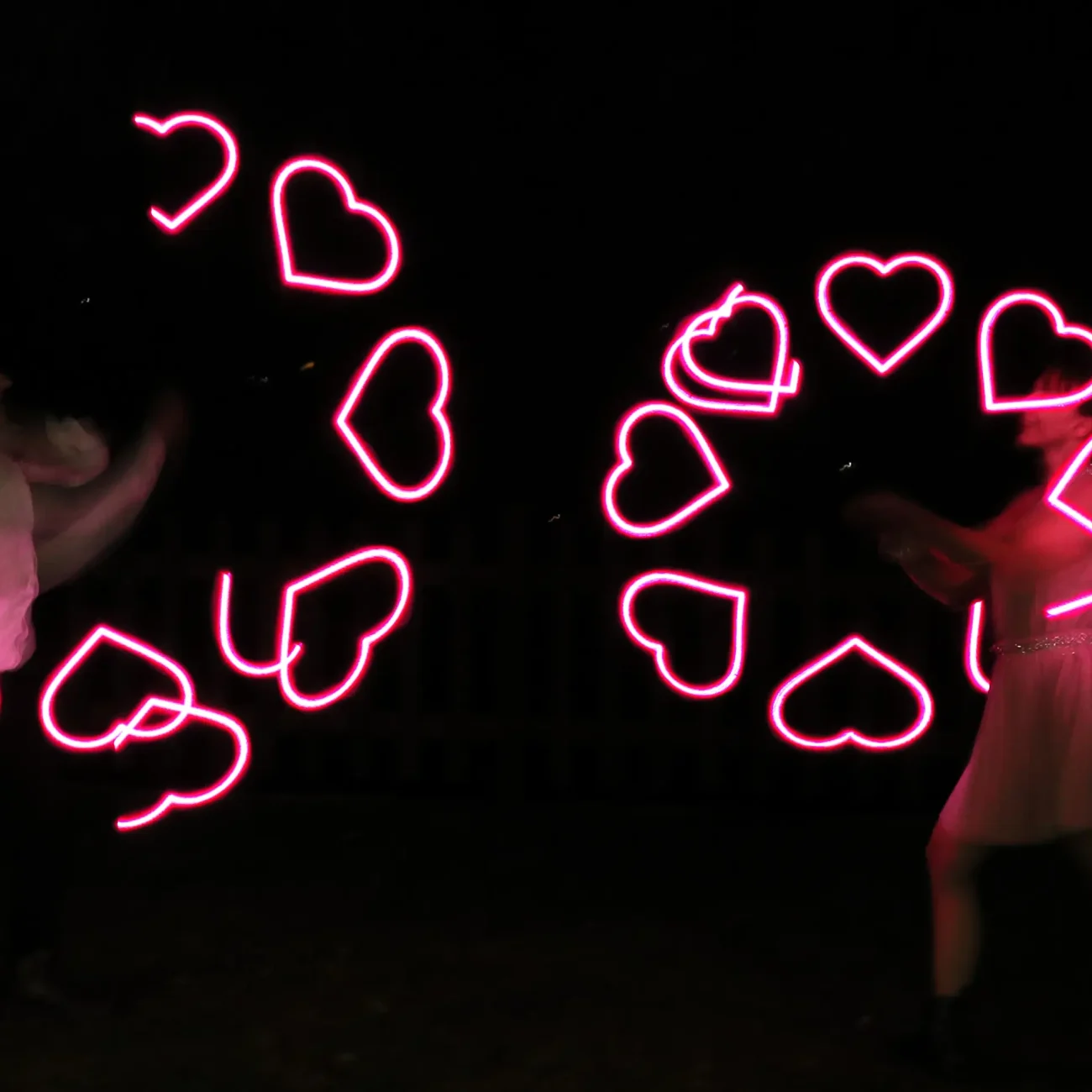 elvis e la sua compagna durante uno spettacolo con led e luci per un matrimonio. Le luci creano dei cuori luminosi
