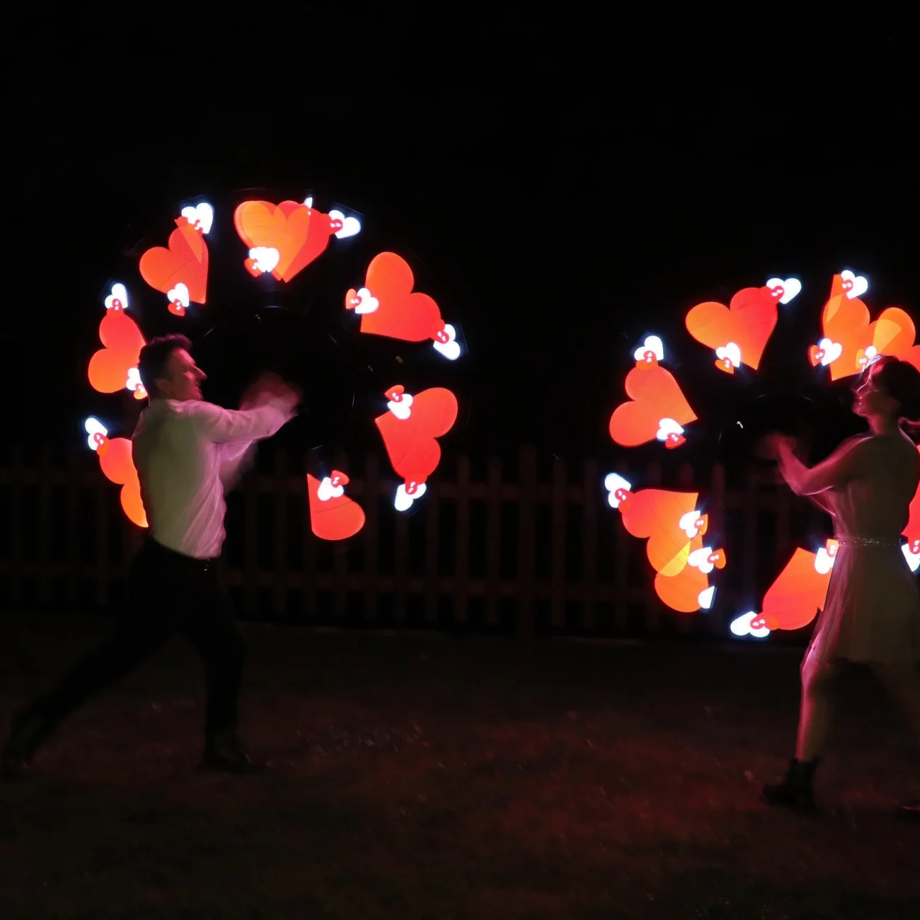 elvis e la sua compagna durante uno spettacolo con led le luci per festa di san valentino. le luci creano dei cuori rossi e bianchi