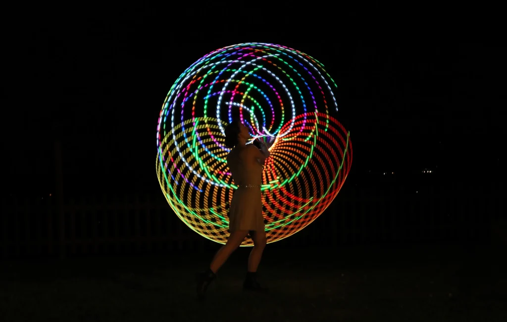 ragazza fa roteare i led nel buio creando un gioco di luci affascinante
Idee per organizzare un evento di lancio prodotto