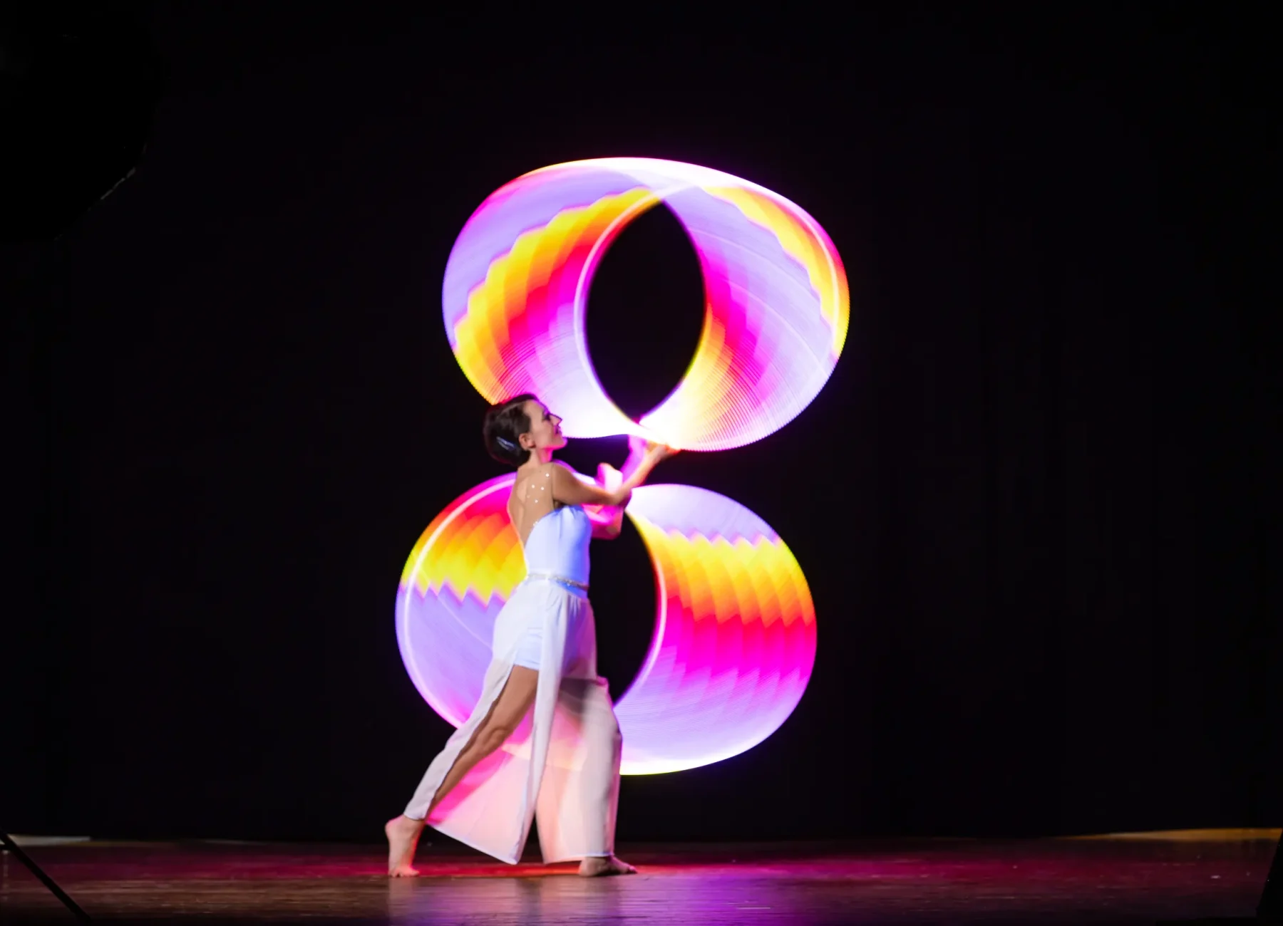 gallery spettacolo con led Esibizione con led e due hula hoop luminosi le luci creano un 8