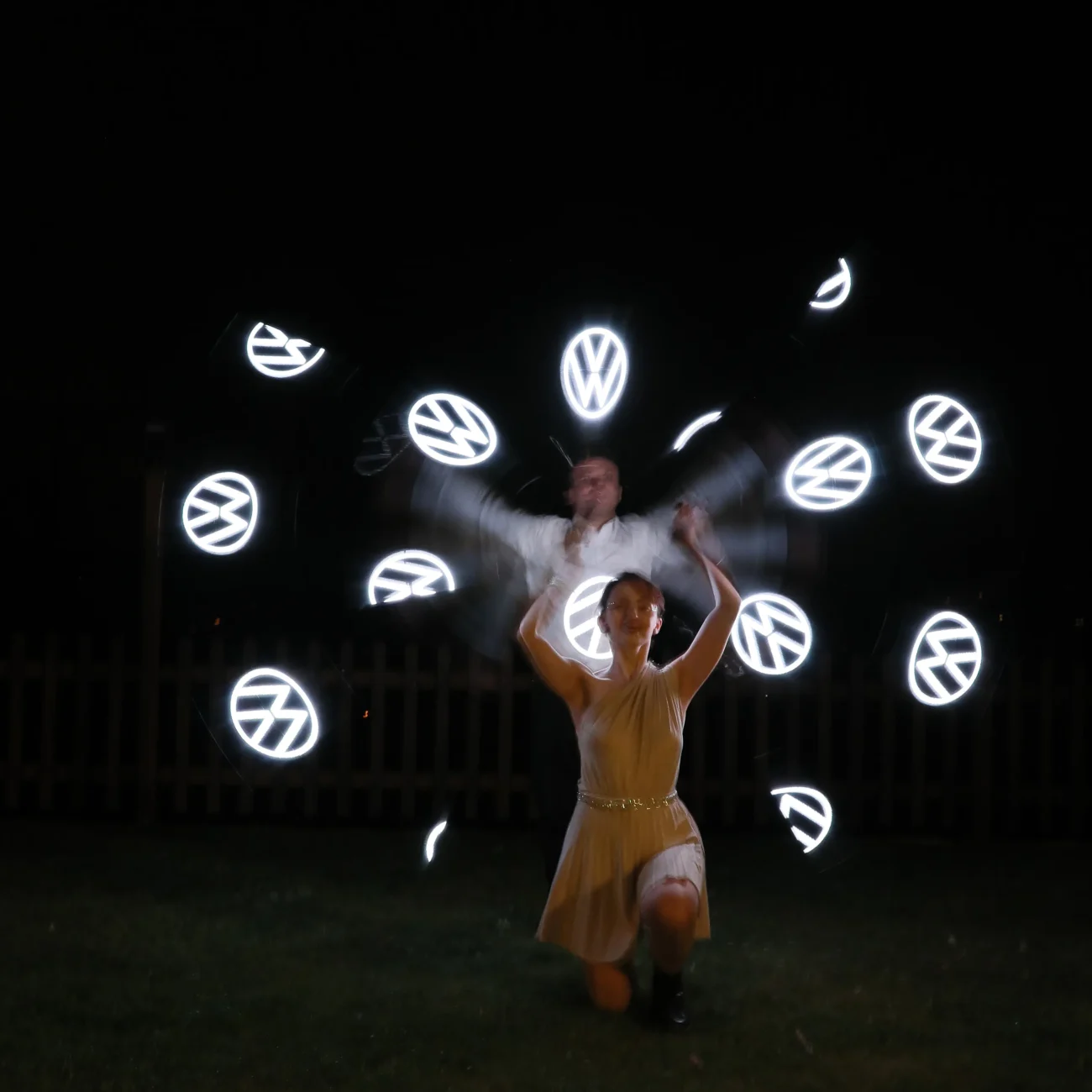 elvis e la sua compagna durante uno spettacolo con led le luci prendono l'aspetto del logo della volkswagen
