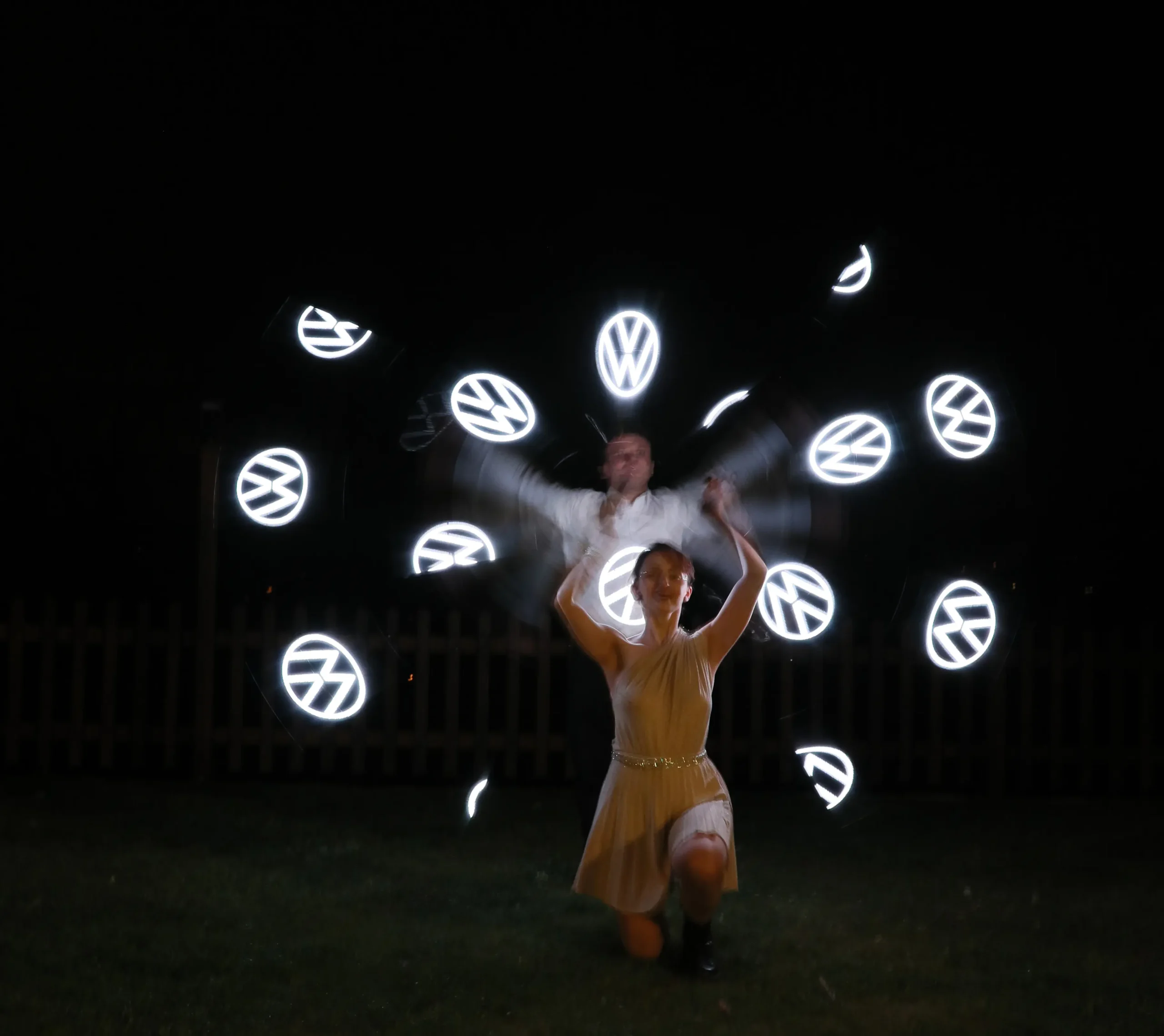 elvis e la sua compagna durante uno spettacolo con led le luci prendono l'aspetto del logo della volkswagen spettacolo per concessionaria auto
