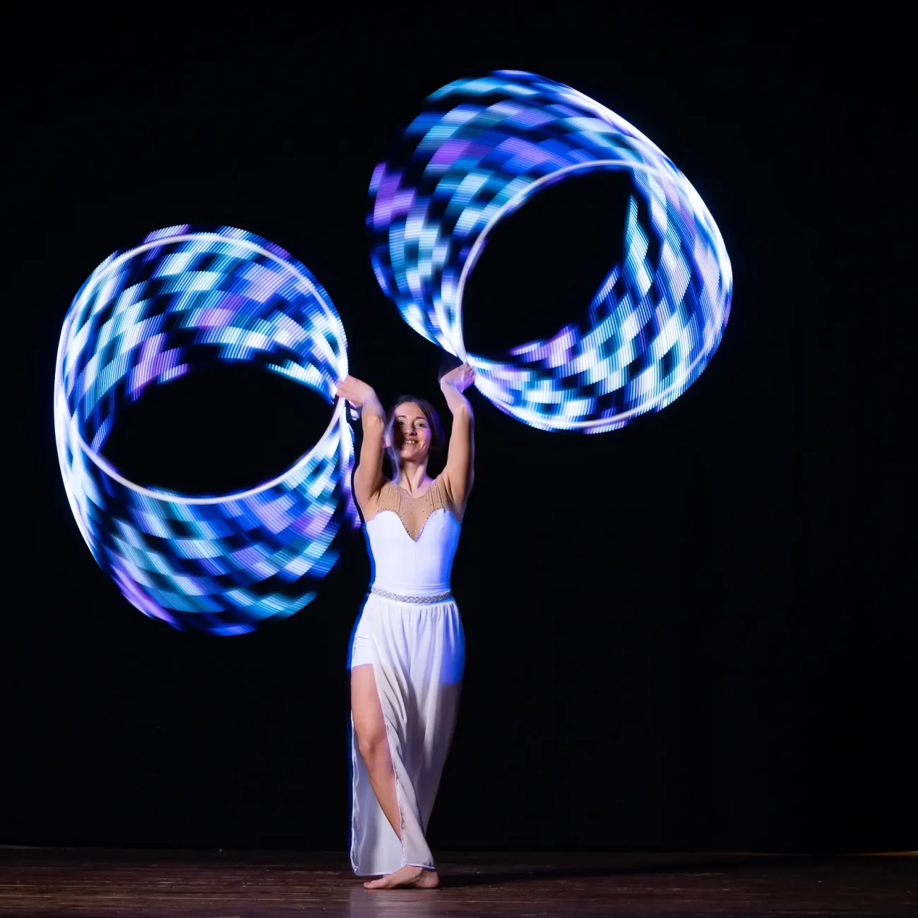 gallery spettacolo con led Esibizione con led e due hula hoop luminosi