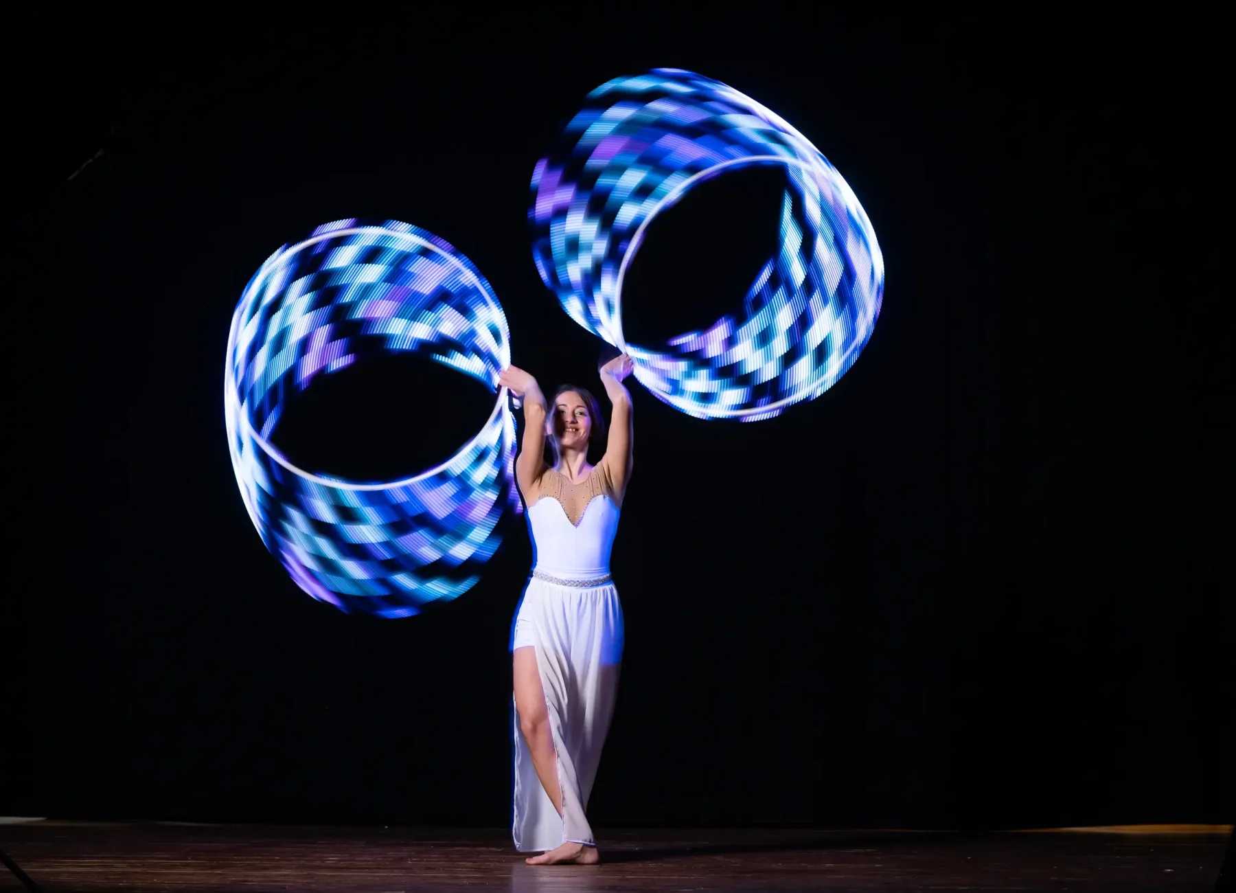 gallery spettacolo con led Esibizione con led e due hula hoop luminosi