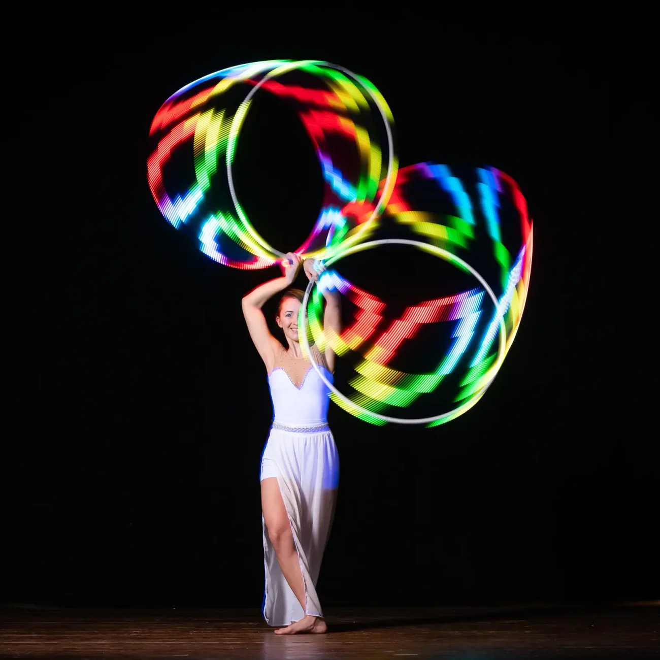 gallery spettacolo con led Esibizione con led e due hula hoop luminosi