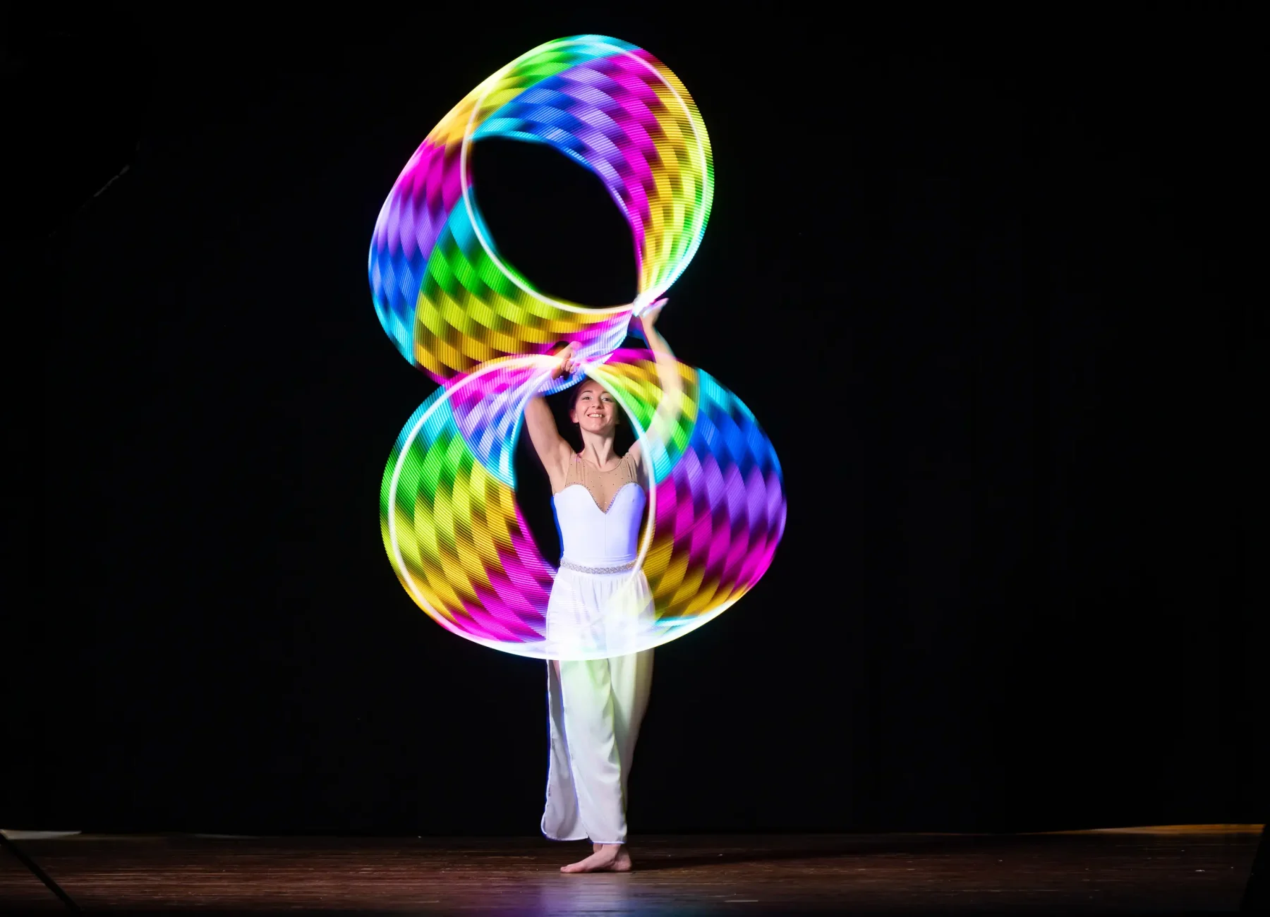 gallery spettacolo con led Esibizione con led e due hula hoop luminosi