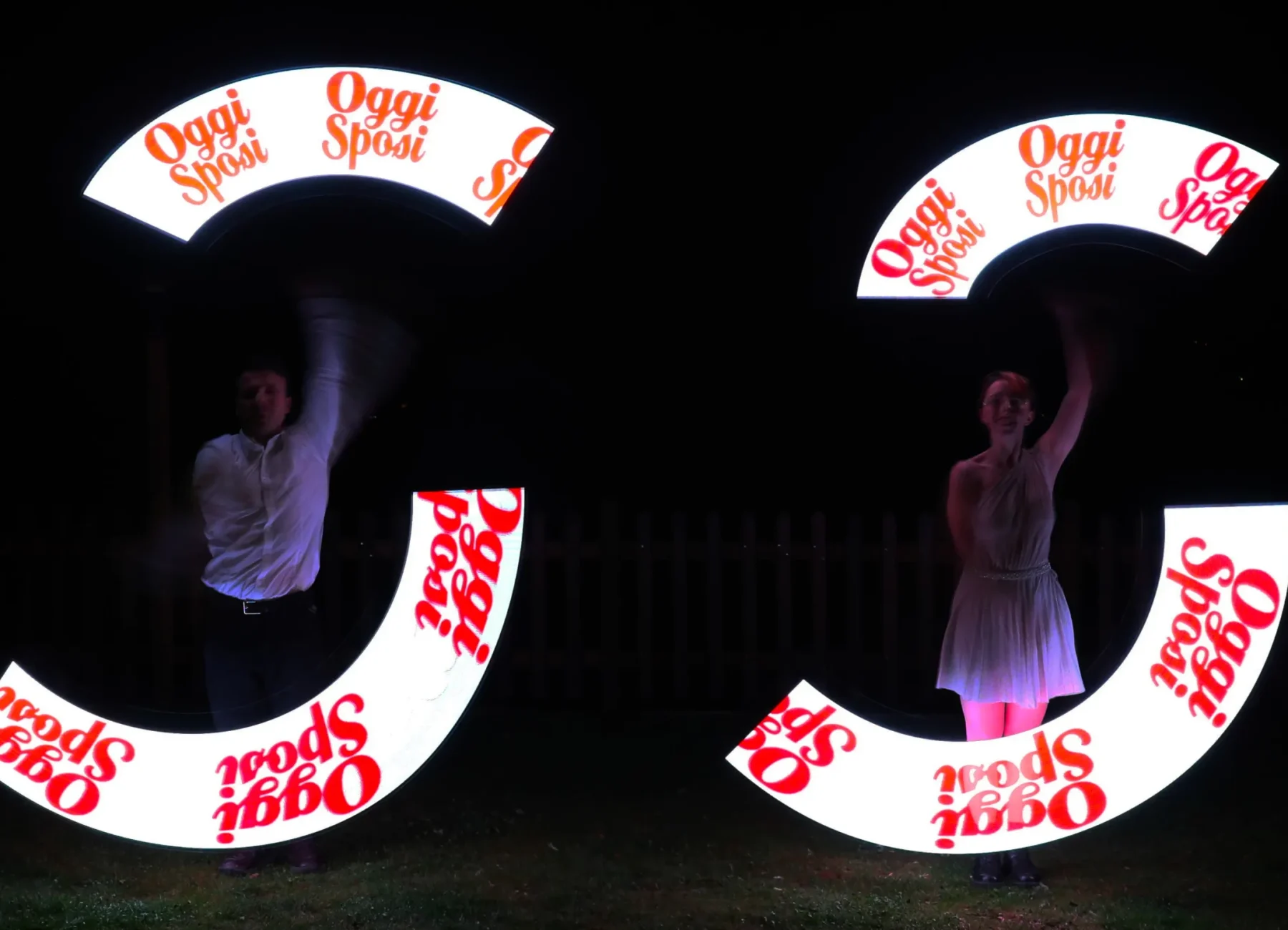 elvis e la sua compagna durante uno spettacolo con led le luci per un matrimonio. Appare la scritta luminosa: oggi sposi.