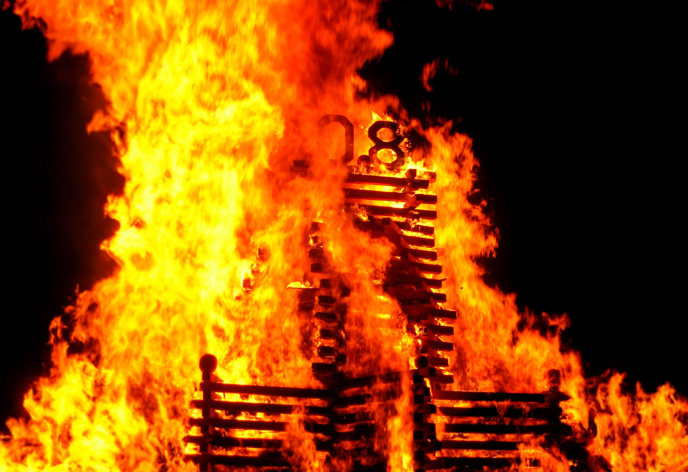il fascino del fuoco nelle feste popolari e nei festival di strada cover