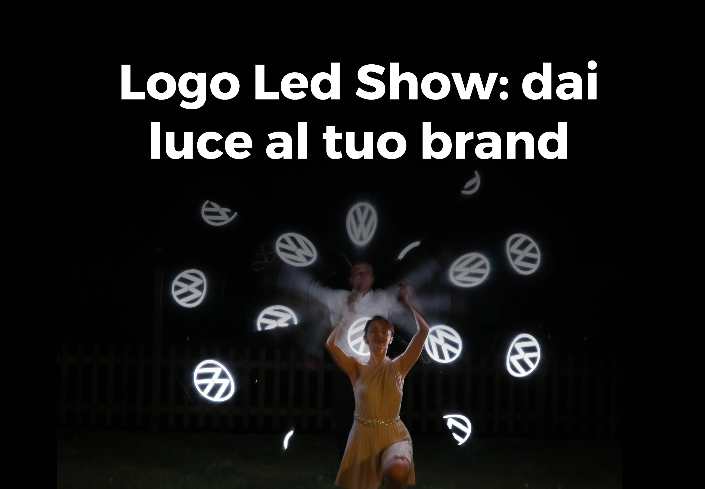 logo led show dai luce al tuo brand cover con elvis gjeci e ragazza che si esibiscono in led logo show mostrando logo auto