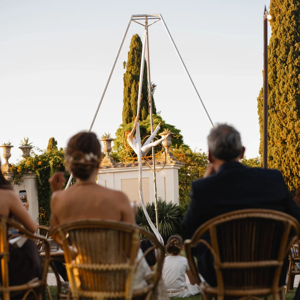 danza aerea con cerchio e tessuti a matrimonio