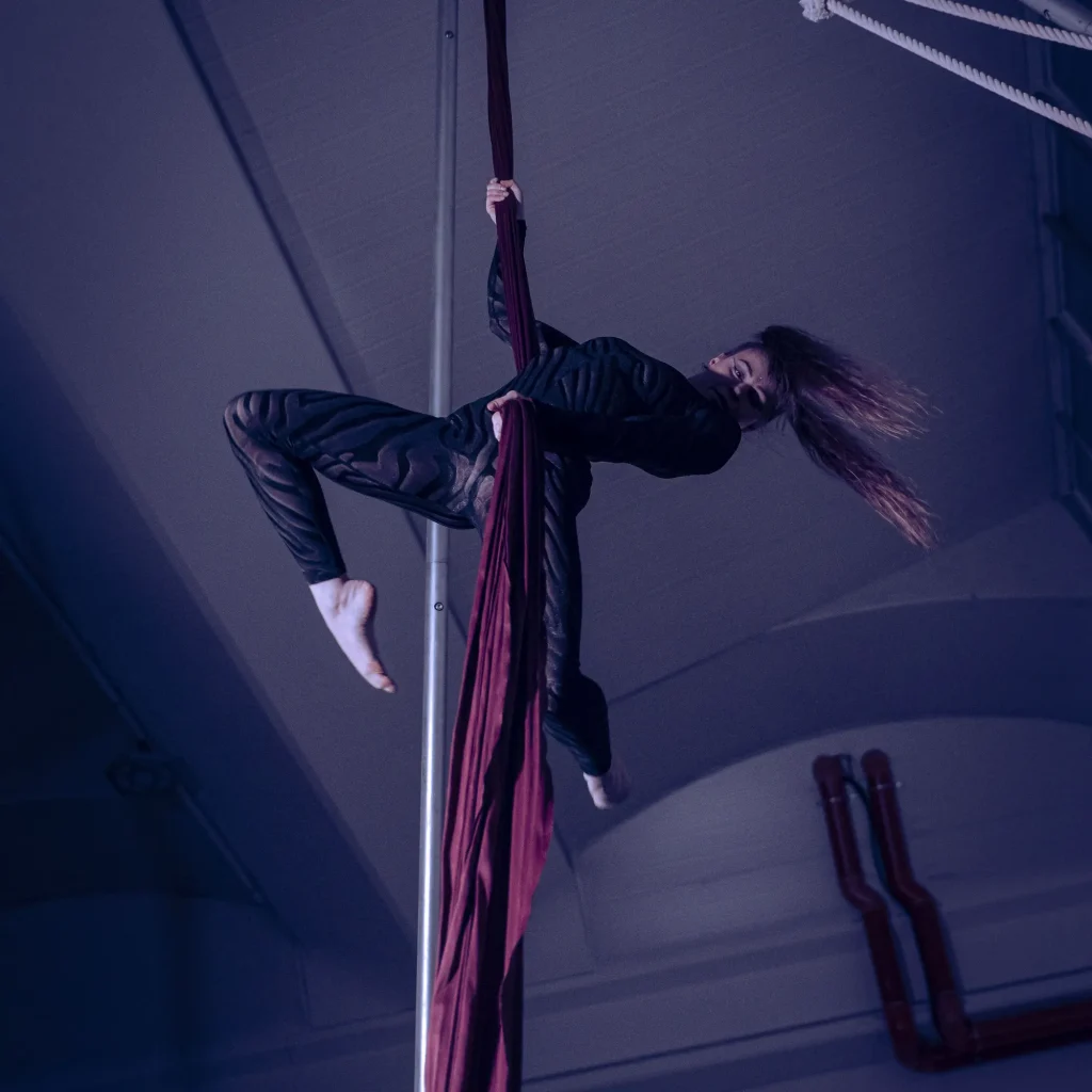 danza aerea spettacolo RAGAZZA balla sospesa in aria