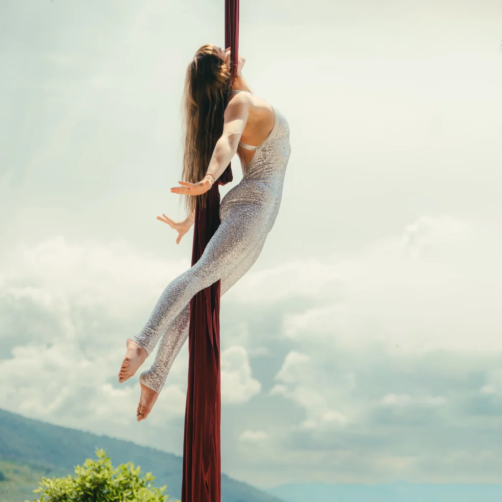 danza aerea tessuti artharex ragazza appesa collo