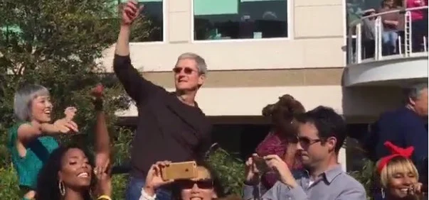 tim cook balla alla festa per la giornata della terra le feste di anniversario aziendale avvicinano i mebrei del team