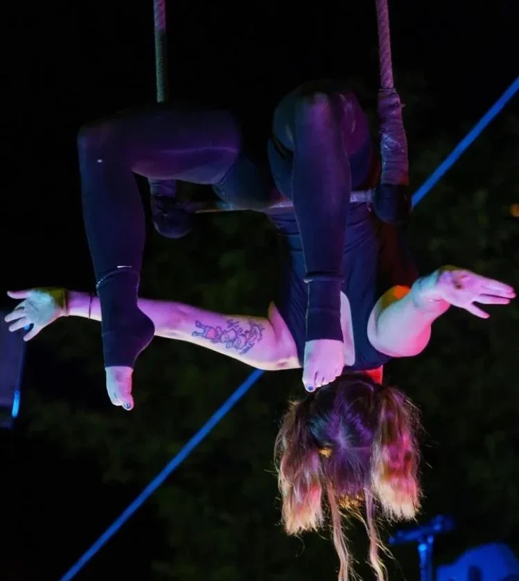 trapezio attrezzo danza aerea ragazza volteggia sospesa in aria