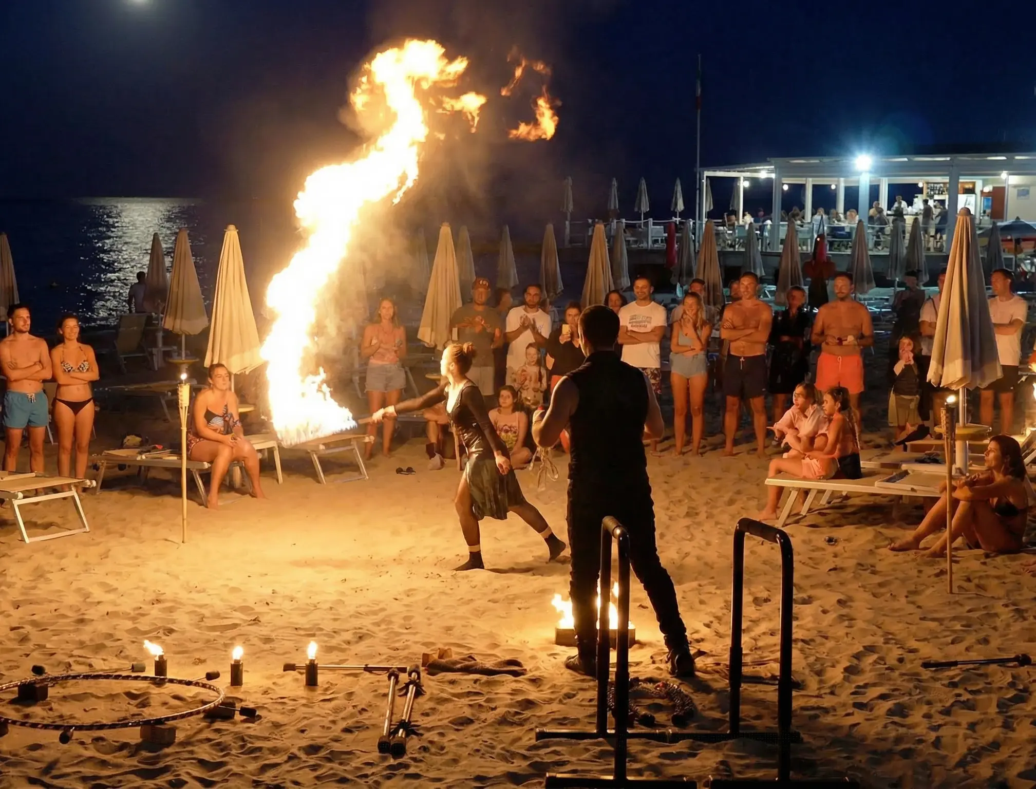 spettacoli con fuoco per feste in spiaggia