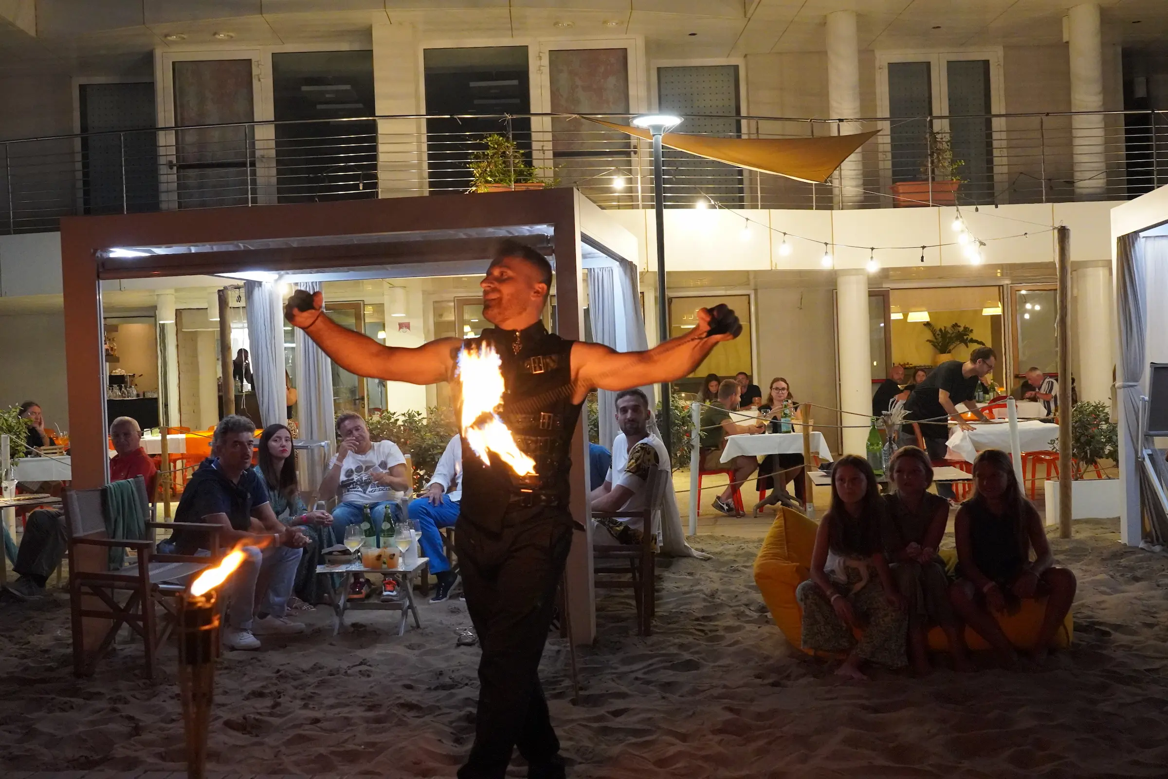 Elvis di Artharex durante uno spettacolo con fuoco sulla spiaggia