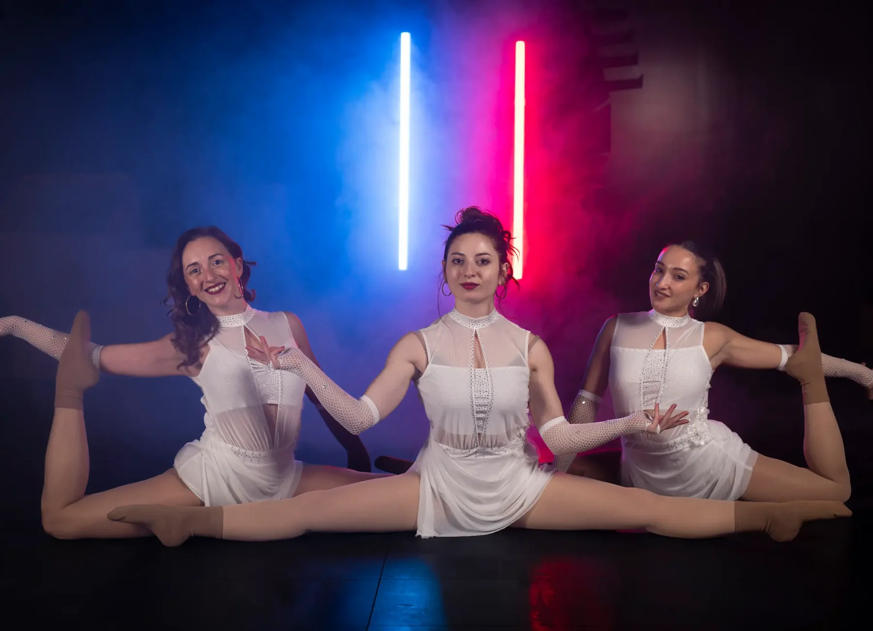 3 ragazze del grande team di artharex in posa da ginnaste con led luminosi laser visual