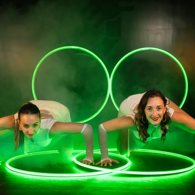 due ragazze del team di artharex artharex in posa con cerchi luminosi