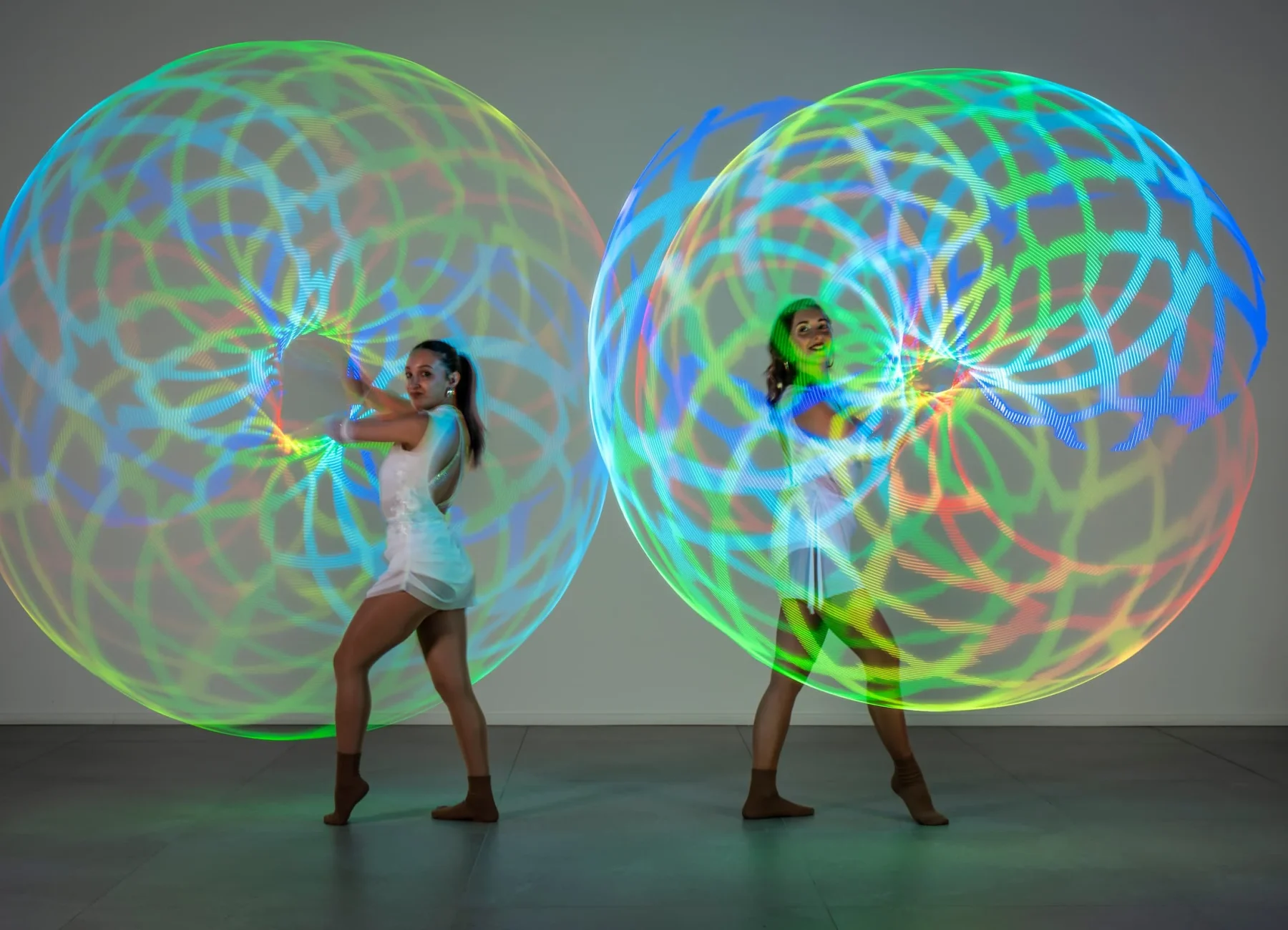 due ragazze del team di con cerchio luminoso led laser