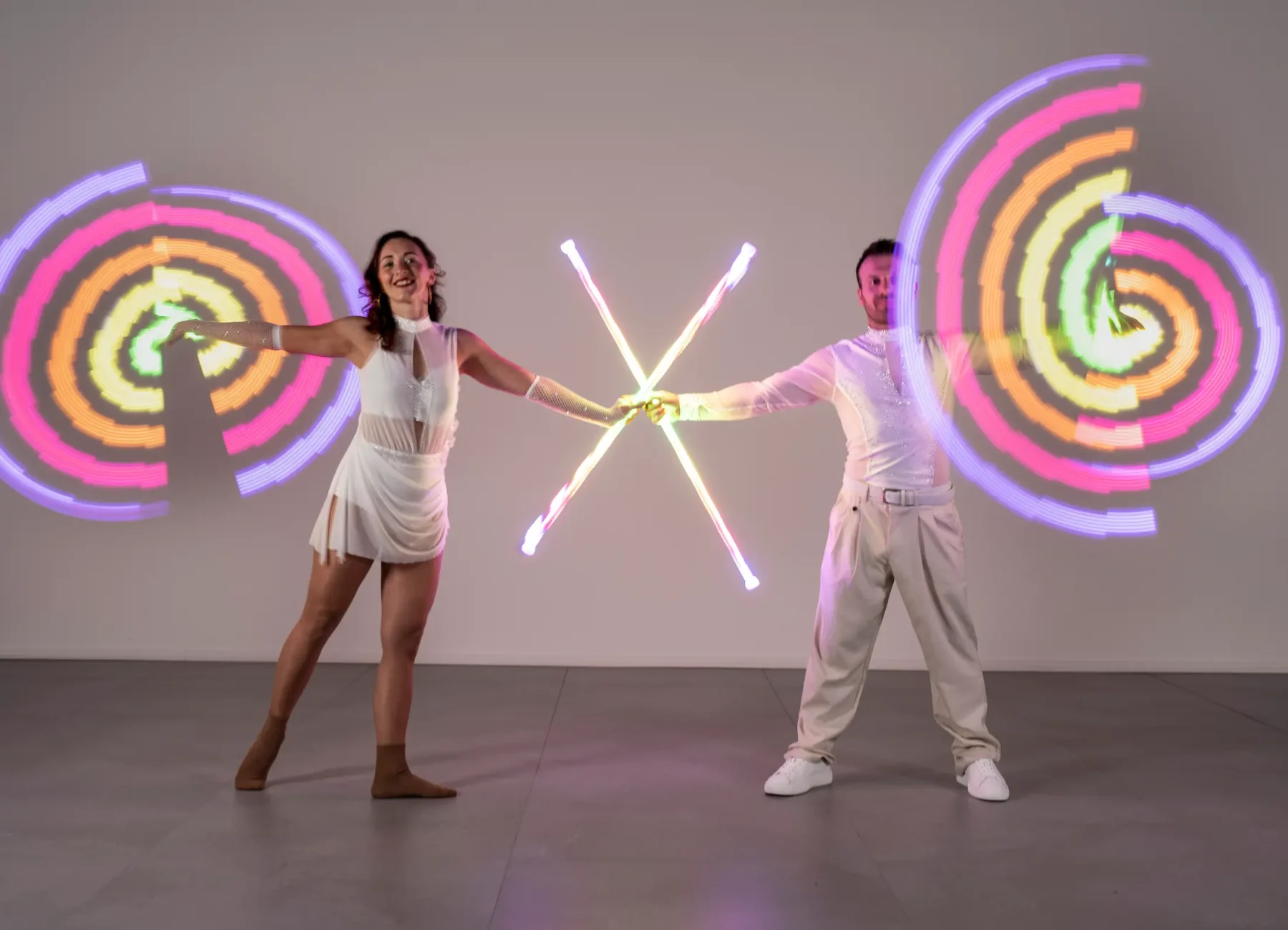 due acrobati del team di artharex si esibiscono con bastoncini luminosi led laser