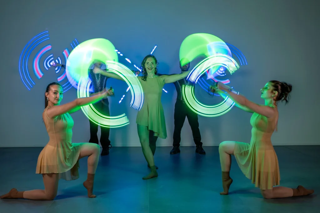 team di artharex in posa con sgtrumenti led per spettacoli visual laser