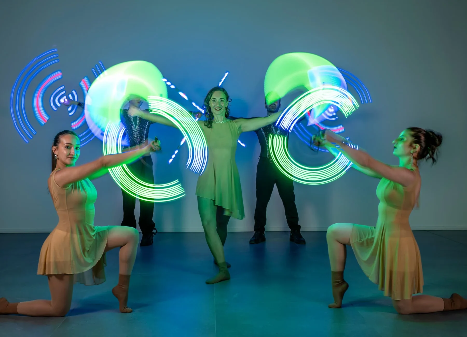 team di artharex in posa con sgtrumenti led per spettacoli visual laser