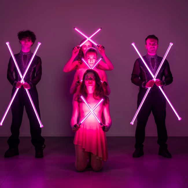 il team di rtharex posa con led stick luminosi