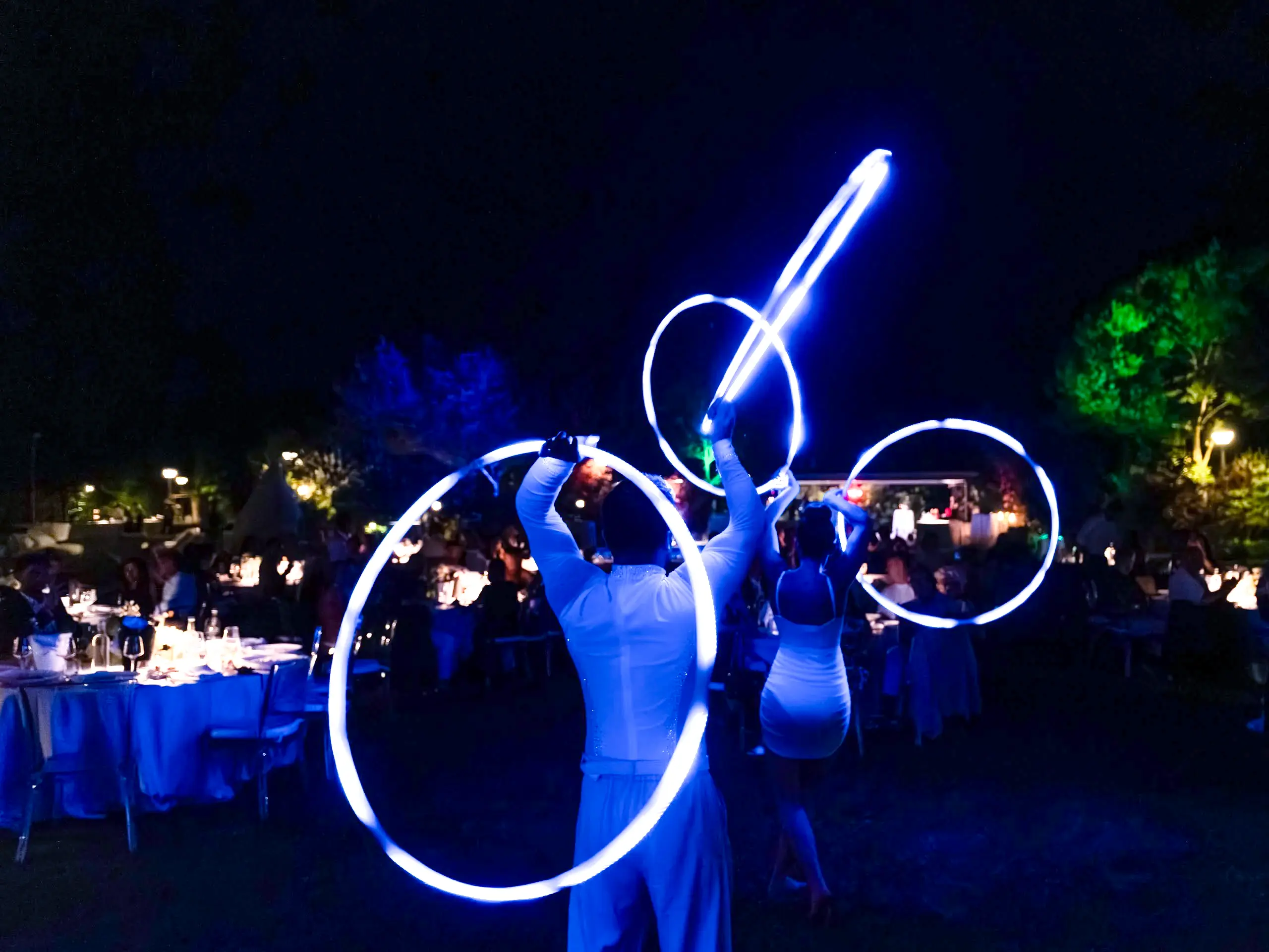 Esibizione con luci LED del team Artamex per l'intrattenimento degli ospiti durante l'aperitivo di matrimonio.