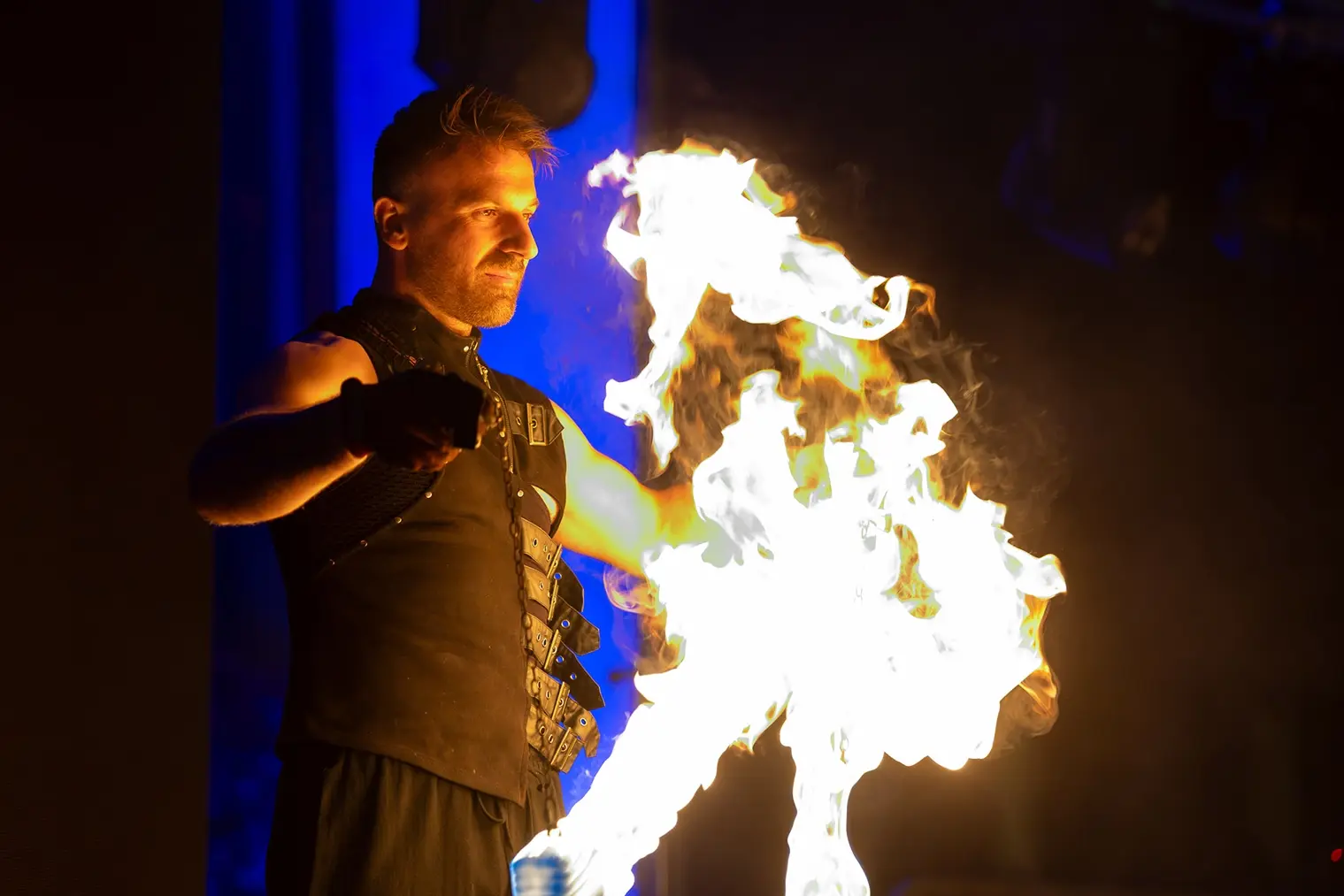 spettacolo di fuoco con artisti professionisti artharex durante la notte viola a valdidentro 2026 Elvis mentre si esibisce con una grande fiamma