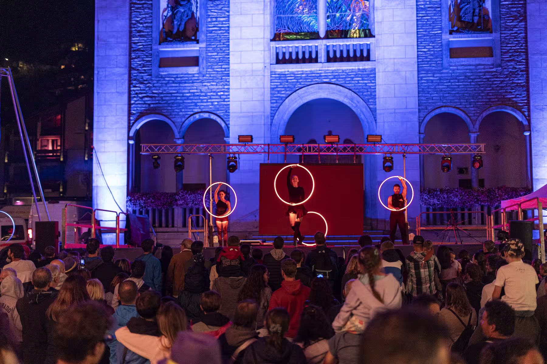 spettacolo led con cerchi by artharex durante la notte viola di valdidentro 2026