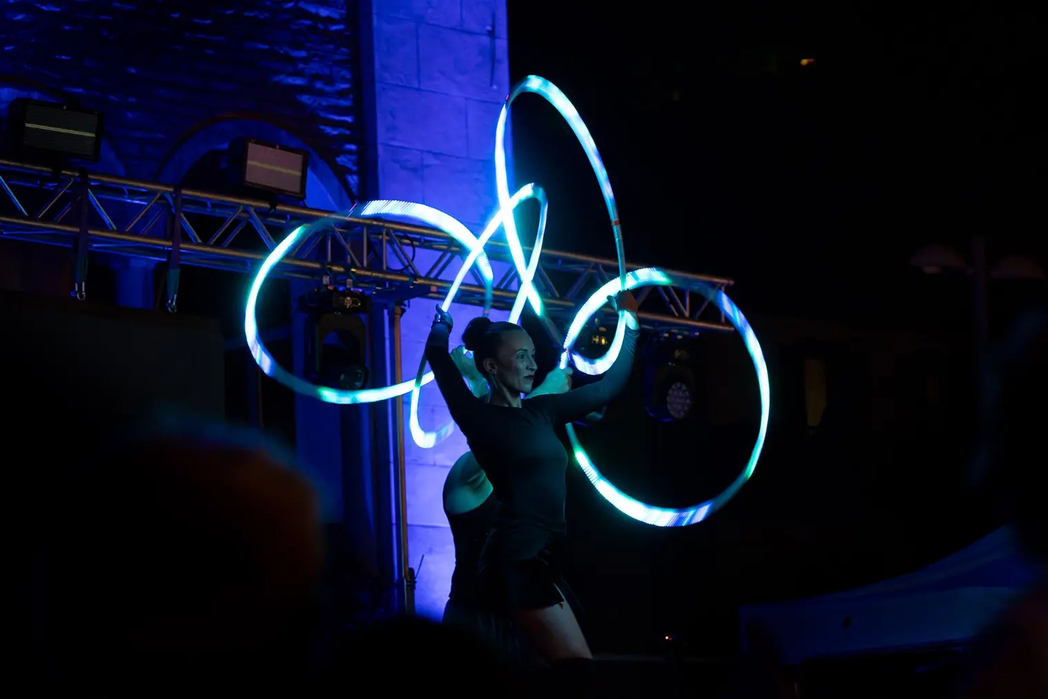 Spettacolo led con cerchi con artisti della compagnia artharex durante la notte viola a Valdidentro 2026