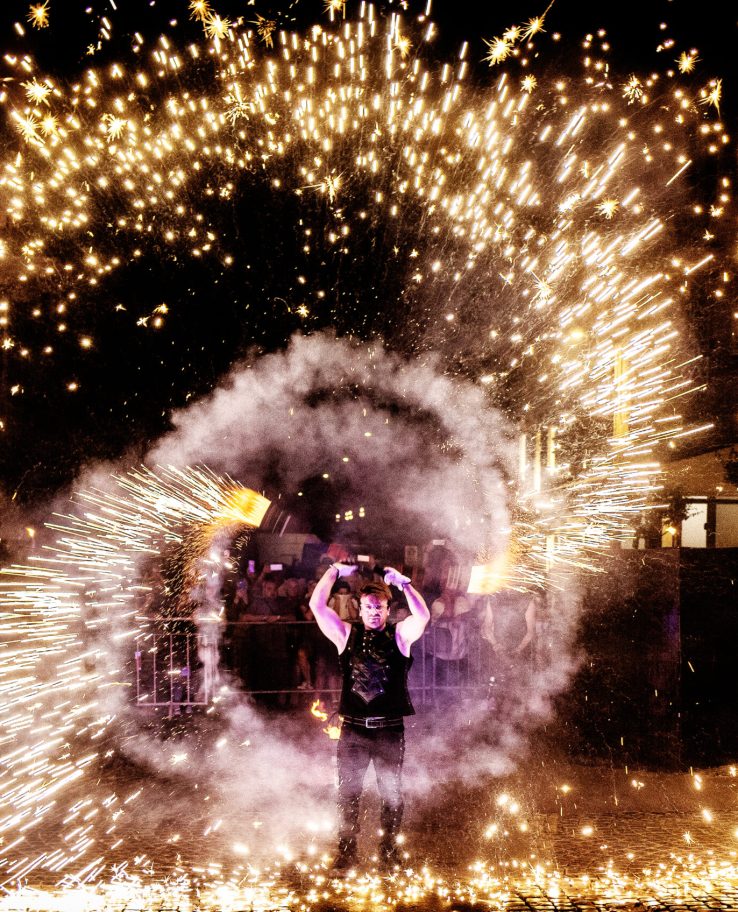 Elvis gjeci con fiaccole infuocate durante show di fuoco fa scintille durante eventi matrimoni e feste in piazza notti bianche
