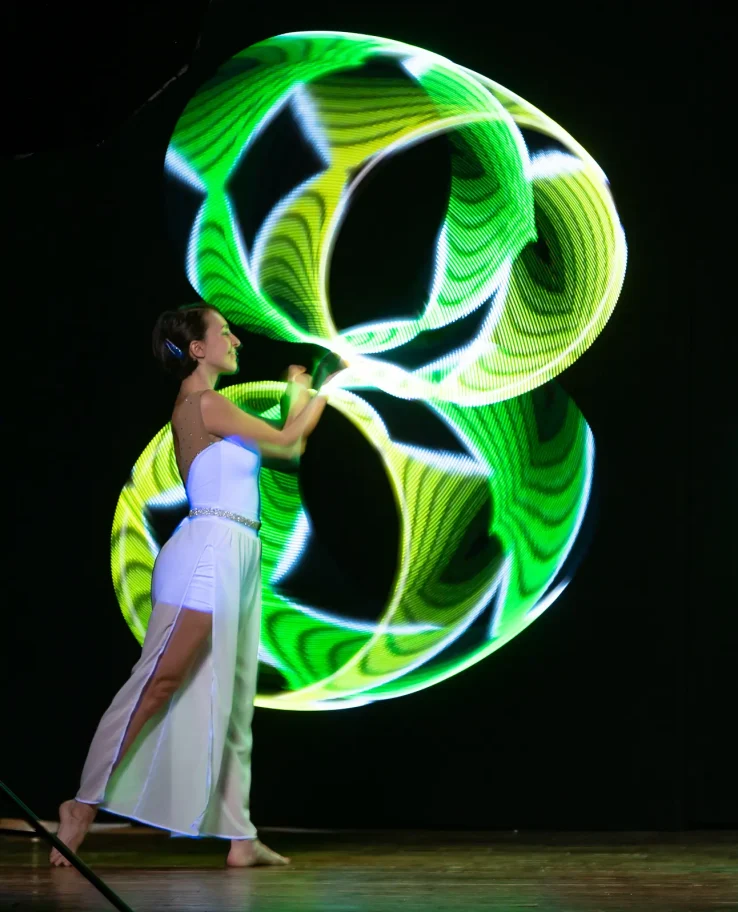gallery spettacolo con led Esibizione con led e due hula hoop luminosi