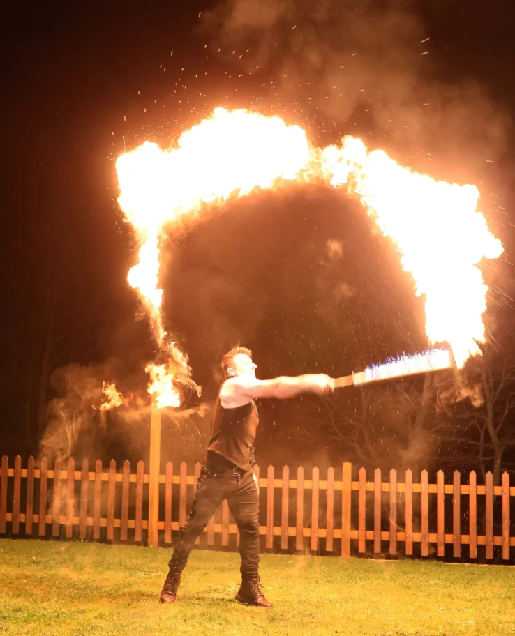 spettacolo con fuoco