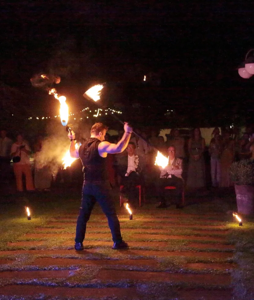 Spettacolo per Matrimonio con fuoco e Led spettacolo con fuoco. Elvis fa roteare due bastoni infuocati totalmente in sicurezza durante un matrimonio